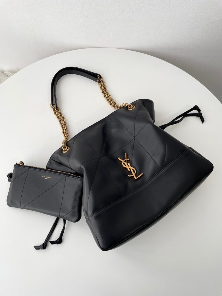 거울 셀카로 드로잉한 블랙 크롭 가디건에 아이보리 와이드 팬츠, 손에 YSL 체인 버킷백을 든 모습