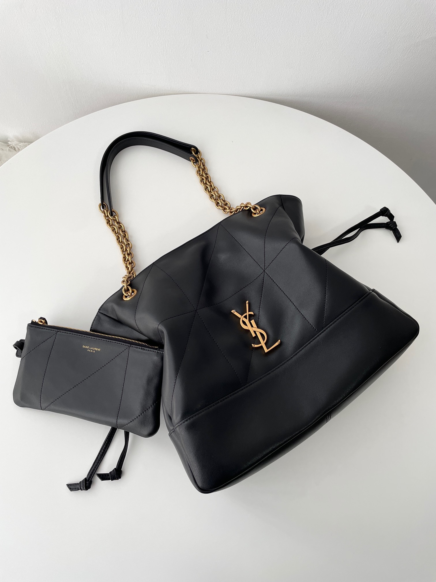 거울 셀카로 드로잉한 블랙 크롭 가디건에 아이보리 와이드 팬츠, 손에 YSL 체인 버킷백을 든 모습