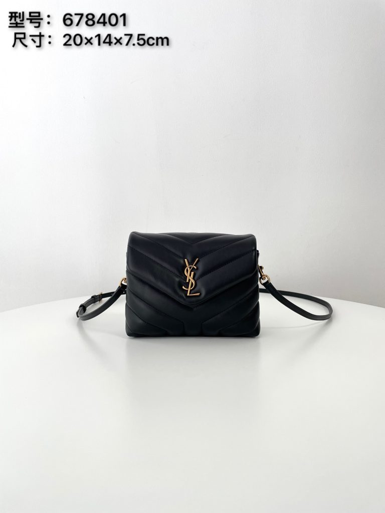 “YSL 루루 토이 숄더백 블랙 레플리카 - 정면에서 본 클래식한 골드 로고와 쉐브론 퀼팅 디자인”