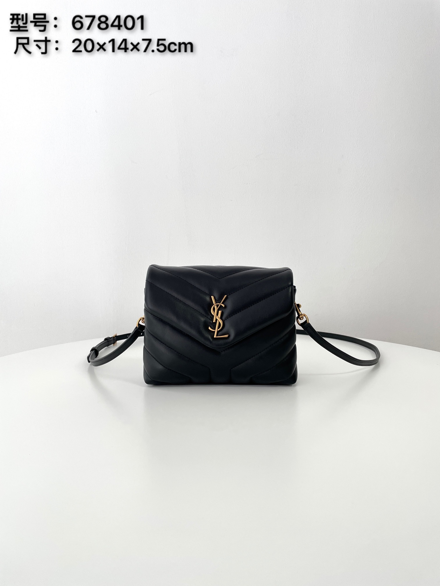 “YSL 루루 토이 숄더백 블랙 레플리카 - 정면에서 본 클래식한 골드 로고와 쉐브론 퀼팅 디자인”